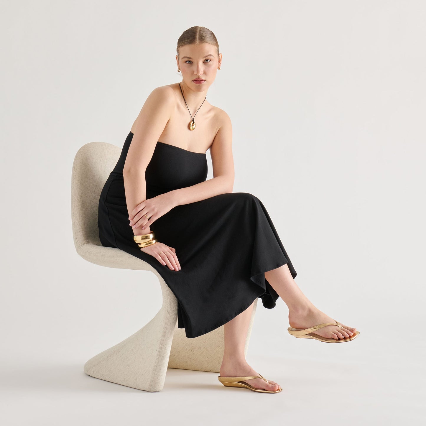 GIZEL Gold Crinkle Patent Thong Square-Toe Sandals