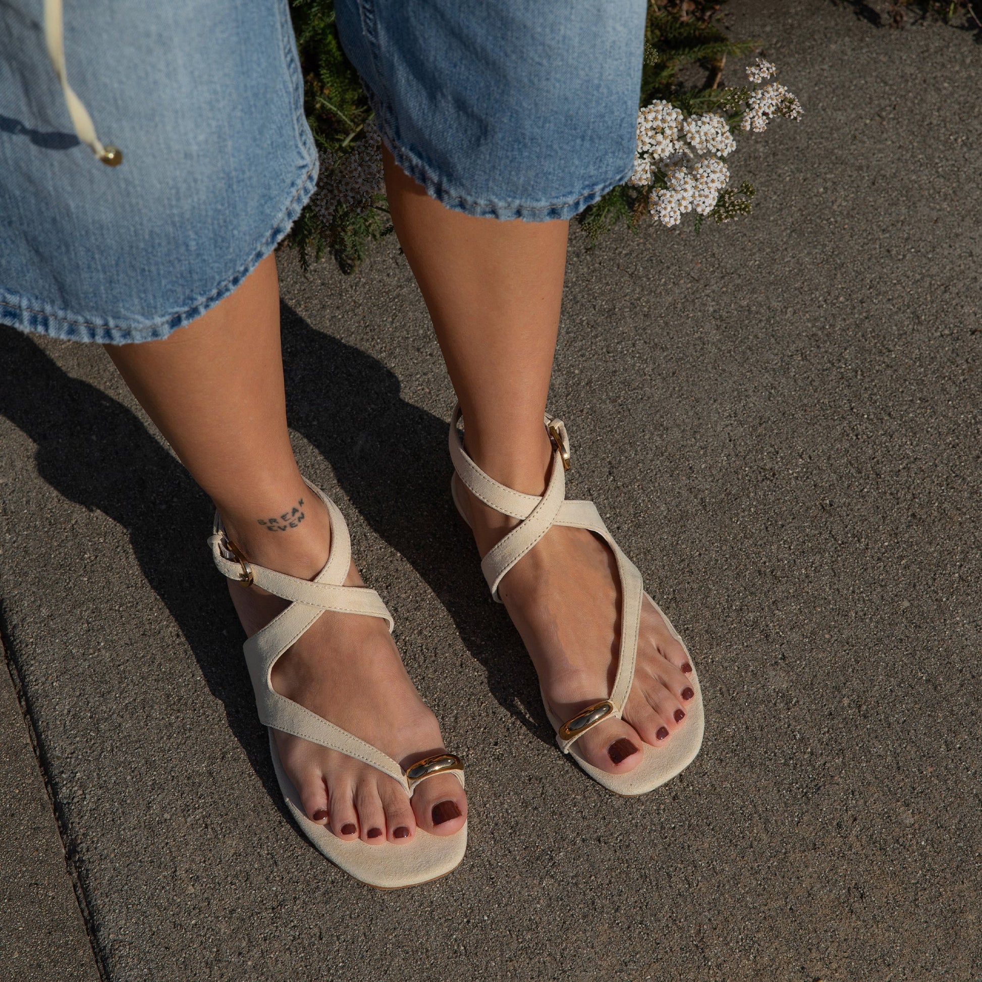 EARLA SANDALS NATURAL SUEDE
 – Dolce Vita