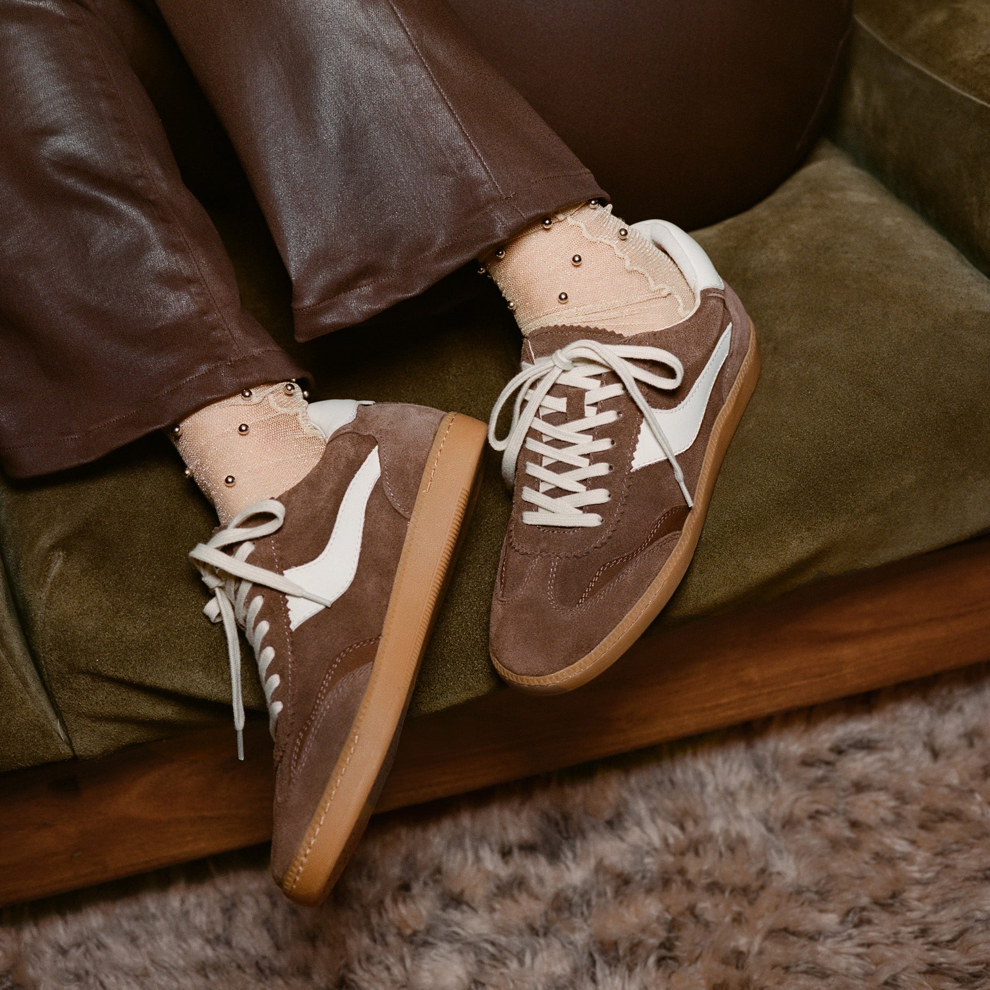 NOTICE SNEAKERS DK BROWN SUEDE
 – Dolce Vita