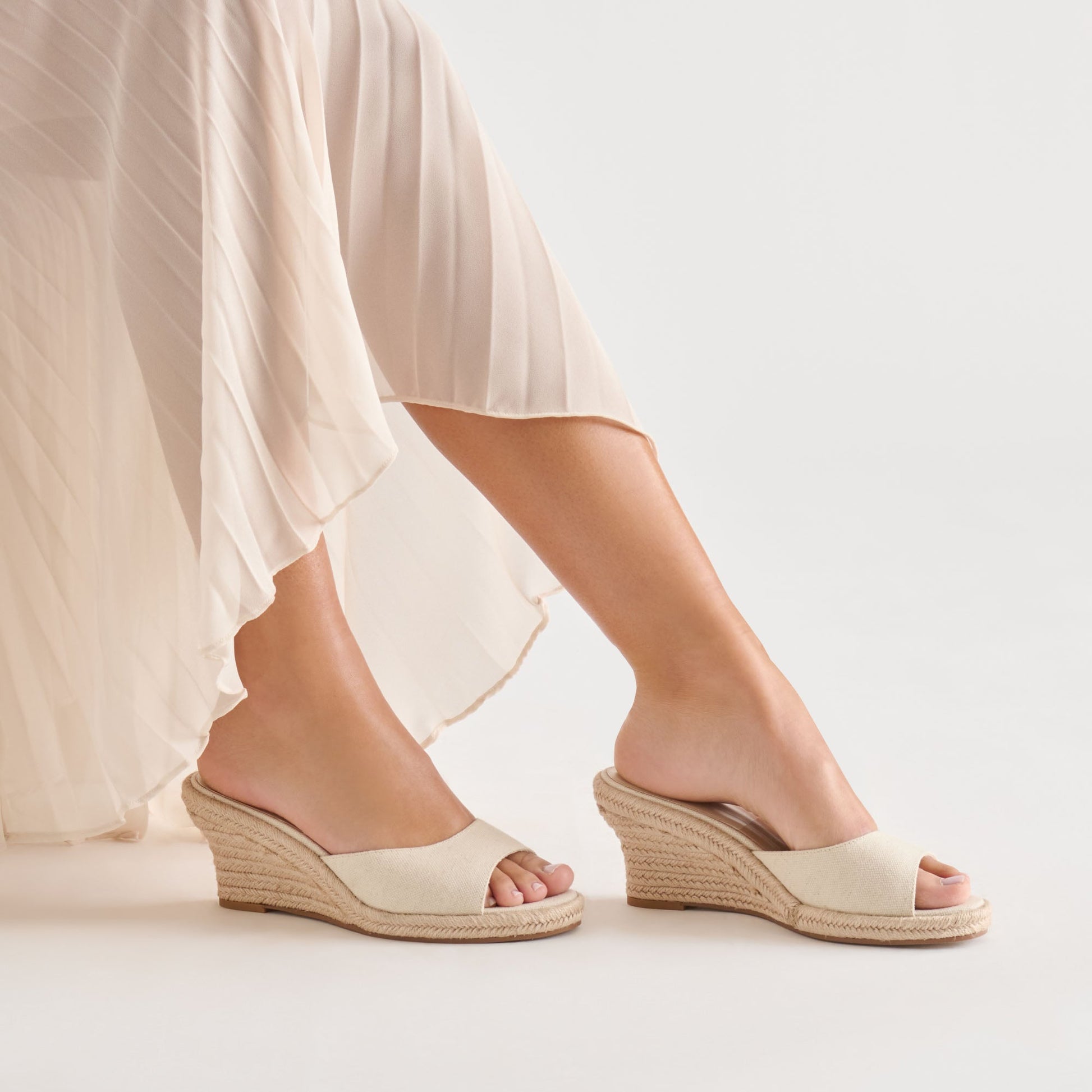 Vaya Ecru Linen Wedges
